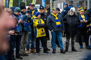 Symboliczne odsłonięcie tablicy z nazwą placu Janusza Kupcewicza przy Stadionie Miejskim w Gdyni (fot. Kamil Złoch)