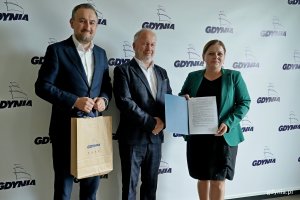 Prezydent Gdyni Aleksandra Kosiorek i Tomasz Augustyniak - dyrektor zarządzający ds. społecznych Urzędu Miasta Gdyni podczas powołania Krzysztofa Jankowskiego na pełnomocnika ds. kombatantów i osób represjonowanych 