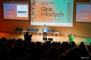 Filip Śmigielski – miejski rzecznik praw uczniowskich przemawiający podczas konferencji „Głos młodych: sprawczość, prawa, przyszłość” 