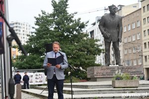Podczas otwarcia wystawy głos zabrał Marek Łucyk, wiceprezydent Gdyni ds. rozwoju. Stoi przy mikrofonie, w tle pomnik Abrahama // fot. Magdalena Śliżewska
