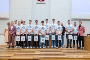 Grupa osób w strojach do koszykówki 