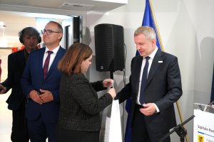Kobieta składa gratulacje mężczyźnie