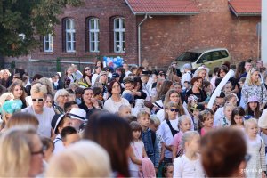 Ludzie podczas uroczystości jubileuszu 90-lecia SP 10 w Gdyni
