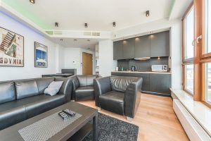Salon z aneksem kuchennym w obiekcie Hryniewickiego 6B/132