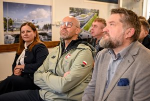 Wizyta ministra sportu w Gdyni. Na zdjęciu od lewej: Aleksandra Kosiorek, prezydent Gdyni, Jakub Rutnicki, minister sportu oraz Tadeusz Szemiot, przewodniczący Rady Miasta Gdyni. (fot. MSiT)