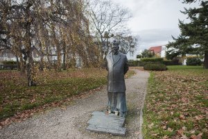 Zdewastowano pomnik ks. Stanisława Zawackiego w Orłowie, fot. materiały prasowe Muzeum Miasta Gdyni