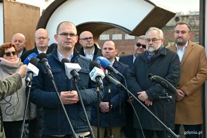 Jarosław Litwin, burmistrz Lęborka, w towarzystwie parlamentarzystów i samorządowców z Pomorza podczas briefingu na temat ustawy metropolitalnej