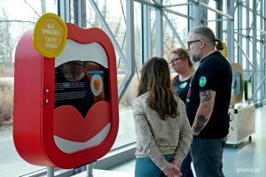 Kobieta i mężczyzna oraz dziecko podczas oglądania wystawy „CLEVERFOOD for everyone” 