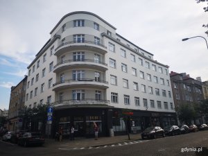 Wakacyjny spacer architektoniczny Gdyńskiego Szlaku Modernizmu, kamienica Hunsdorffów // fot. Karolina Szypelt