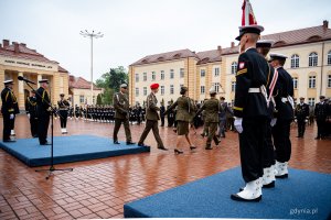 Uroczystość promocji na stopnie oficerskie dla absolwentów kursów oficerskich na Akademii Marynarki Wojennej w Gdyni (fot. Kamil Złoch)
