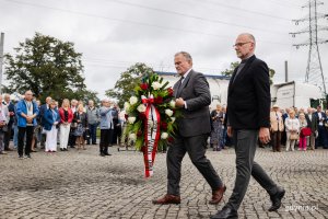 Od lewej: Prezydent Wojciech Szczurek i wiceprezydent Gdyni Michał Guć składający kwiaty przed pomnikiem Ofiar Grudnia '70 podczas uroczystości z okazji 43. rocznicy strajków sierpniowych i podpisania porozumień sierpniowych // fot. Karol Stańczak