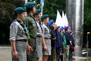 Harcerze ustawieni w szeregu przy pomniku Obrońców Wybrzeża na Cmentarzu Wojennym w Gdyni podczas obchodów 84. rocznicy agresji niemieckiej na Polskę // fot. Magdalena Czernek