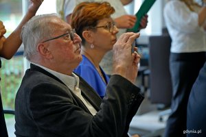 Jacek Klimczak – syn Krystyny Cembrzyńskiej-Piłat i Anna Pączek – dyrektor Szkoły Podstawowej nr 26 podczas uroczystości z okazji 101. urodzin Krystyny Cembrzyńskiej-Piłat