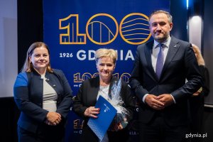 Ludzie w elegnackich strojach