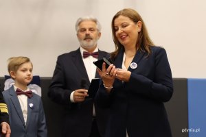 Jubileusz 80-lecia SP 17 w Gdyni, na zdjęciu: uczeń SP 17 Tadeusz, nauczyciel SP 17 Sławomir Wieloch, dyrektorka SP 17 Monika Małyszko (fot. Katarzyna Balcerzak)