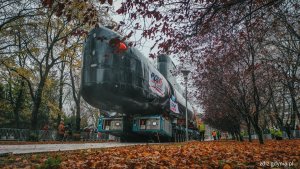 „Sokół” w alei Topolowej podczas transportu do Muzeum Marynarki Wojennej 