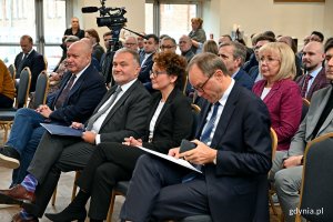 W podpisaniu porozumienia, na mocy którego OMMG stał się instytucją pośredniczącą ZIT, wzięli udział m.in. (od lewej): Wiesław Byczkowski - wicemarszałek województwa pomorskiego, Wojciech Szczurek - prezydent Gdyni i prezes Rady OMGGS, Magdalena Czarzyńska-Jachim - pełniąca obowiązki prezydentki Sopotu, Mieczysław Struk - marszałek województwa pomorskiego