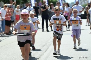 Podczas Kulinarnej Świętojańskiej nie zabrakło kluczowego punktu programu - Biegu Kelner&oacute;w. Na zdjęciu uczestnicy kategorii Junior