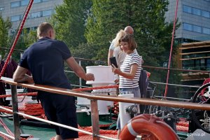 Zwiedzający i podchorążowie na pokładzie okrętu ORP &bdquo;Iskra&rdquo; 