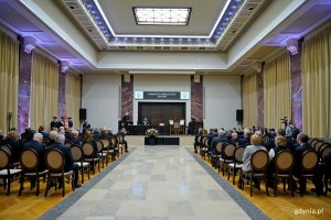 Uczestnicy uroczystości nadania tytułu doktora honoris causa Uniwersytetu Morskiego dr. Yohei Sasakawie zgromadzeni w auli 