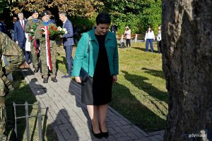 Alina Baaske, pełnomocniczka wojewody pomorskiej ds. integracji środowisk kombatanckich i koordynacji ich działań, składająca kwiaty pod Obeliskiem Obrońc&oacute;w Kępy Oksywskiej podczas uroczystości z okazji 87. rocznicy zakończenia walk w obronie Kępy Oksywskiej 