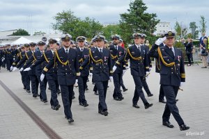 Żołnierze Marynarki Wojennej podczas przemarszu po nabrzeżu