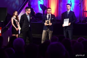 Gala finałowa Pomorskie Sztormy. Medal Karty Trójmiasto wędruje do Stowarzyszenia Obszar Metropolitalny Gdańsk-Gdynia-Sopot// fot. Michał Puszczewicz