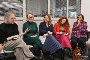 Na zdjęciu m.in.: wiceprezydentka Gdyni Oktawia Gorzeńska, radna Agnieszka Tokarska, koordynatorka ds. praw człowieka Marta Otrębska wraz z radnymi (fot. Magdalena Starnawska)