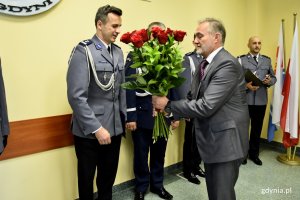 Nowemu komendantowi gratulacje złożył prezydent Gdyni Wojciech Szczurek // fot. Marcin Mielewski
