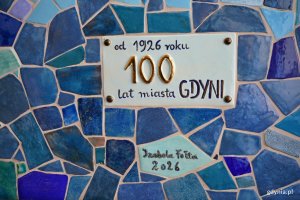 Fragment mozaiki stworzonej z okazji stulecia Gdyni na jednej ze ścian Specjalistycznej Przychodni Lekarskiej &bdquo;Śr&oacute;dmieście&rdquo; 