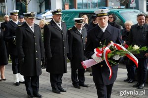 Kwiaty składają: kmdr pil. Andrzej Szczotka, dowódca Gdyńskiej Brygady Lotnictwa MW, kadm. Mirosław Jurkowlaniec, szef Zarządu Morskiego - zastępca inspektora Marynarki Wojennej Dowództwa Generalnego Rodzajów Sił Zbrojnych i kadm. Andrzej Ogrodnik, dowódca 3. Flotylli Okrętów
