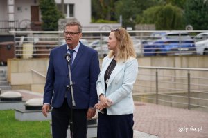 Złożenie wieńc&oacute;w przed popiersiem admirała Miguela Grau. Przemawia Tomasz Miegoń, dyrektor Muzeum Marynarki Wojennej. (fot. Łukasz Kamasz)
