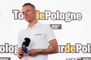 Rafał Majka, były kolarz, jako ekspert Eurosportu podczas prezentacji drużyn 83. Tour de Pologne 