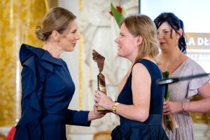 Izabela Dłużyk odbiera statuetkę konkursu „Człowiek Bez Barier” z rąk Pierwszej Damy – Marty Nawrockiej
