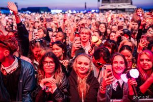 Uczestnicy festiwalu zgromadzeni pod sceną gł&oacute;wną podczas koncertu Jennie
