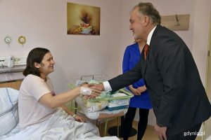 Maluchy i ich mamy odwiedził prezydent Gdyni Wojciech Szczurek // fot. Magdalena Czernek