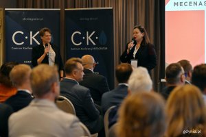 Anna Lembicz i prof. Dobrochna Ginter-Kramarczyk z Centrum Konferencji Integrator otwierające III Konferencję &bdquo;Branża wodno-kanalizacyjna &ndash; Ochrona i bezpieczeństwo infrastruktury krytycznej. Reagowanie w sytuacjach kryzysowych&rdquo; 