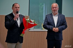 Poseł Rafał Siemaszko i Krzysztof Jankowski – pełnomocnik prezydent Gdyni ds. kombatantów i osób represjonowanych oraz prezes gdyńskiego koła Światowego Związku Żołnierzy Armii Krajowej podczas uroczystości z okazji 101. urodzin Krystyny Cembrzyńskiej-Piłat