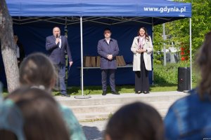 Od lewej m.in.: Tadeusz Schenk, Ogrodnik Miasta Gdyni, Maciej Zielonka, wiceprezydent Gdyni i Mariola Śrubarczyk-Cichowska, wiceprzewodnicząca Rady Miasta Gdyni