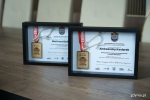 Pamiątkowe medale z fragmentem siatki do kosza z finałowego meczu (fot. Natalia Kawalerowicz)