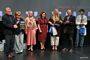 Anna Obuchowska &ndash; pomorski państwowy wojew&oacute;dzki inspektor sanitarny i członkowie jury z Iness Jastrzemską  nagrodzoną za grę aktorską