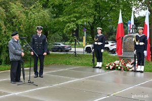 Przy mikrofonie: Tomasz Kuplicki - wiceprezes okręgu pomorskiego Światowego Związku Żołnierzy Armii Krajowej podczas uroczystości z okazji 79. rocznicy wybuchu powstania warszawskiego. Po prawej stronie zdjęcia: posterunek honorowy przy pomniku Armii Krajowej na skwerze Kościuszki // fot. Magdalena Czernek