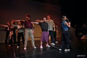 Zdjęcie z próby medialnej spektaklu „Wanożnicë” w Teatrze Muzycznym. Scena zbiorowa 