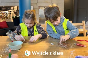 Projekt &bdquo;Wyjście z klasą&rdquo; w Muzeum Miasta Gdyni, za zdjęciu uczniowie z SP 52 podczas warsztat&oacute;w zdobienia piernik&oacute;w (fot. Katarzyna Balcerzak)