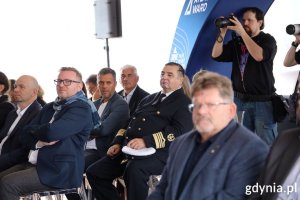 Uroczystość zgromadziła wielu gości. Na zdjęciu m.in. prof. dr hab. inż. kpt. ż.w. Adam Weintrit Rektor Uniwersytetu Morskiego w Gdyni (fot. Zofia Marczak)