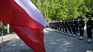 Kompania honorowa podczas uroczystości z okazji 79. rocznicy zakończenia II wojny światowej. Na pierwszym planie powiewa biało-czerwona flaga