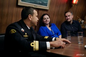 Prezydent Aleksandra Kosiorek i wiceprezydent Tomasz Augustyniak podczas spotkania z dow&oacute;dcą &bdquo;Iskry&rdquo; kmdr. ppor. Jakubem Przygodzkim