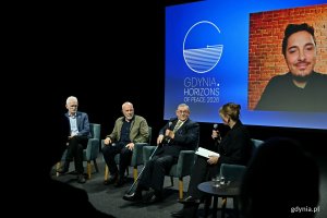 Od lewej: Aleś Bialacki &ndash; białoruski obrońca praw człowieka i laureat Pokojowej Nagrody Nobla, Richard Flanagan &ndash; australijski pisarz, historyk i reżyser filmowy, Norman Davies &ndash; brytyjsko-polski historyk i honorowy obywatel Gdyni, prowadząca debatę Katarzyna Kasia i ukraiński pisarz Andrij Lubka (łączący się online) podczas forum Horizons of Peace w Konsulacie Kultury 
