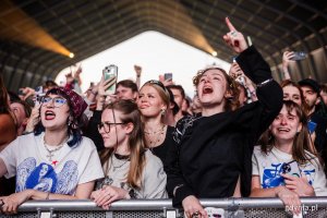 Uczestnicy festiwalu zgromadzeni pod sceną podczas koncertu Jade 