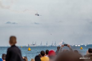 Sobotnie pokazy lotnicze nad gdyńską plażą miejską // fot. Dawid Linkowski